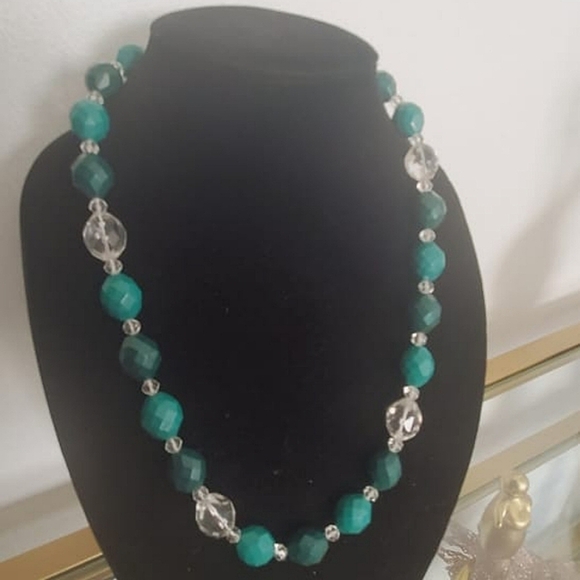 Emerald Green & Clear Beaded Necklace. 🌴 - Picture 4 of 7